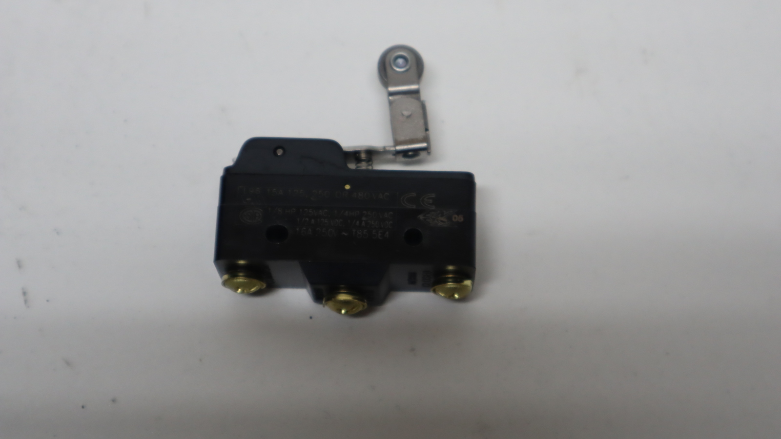 SWITCH,MICRO,SPDT,15A@125VAC,6OZ OF,OVERTRAVEL PLUNGER ACTUA